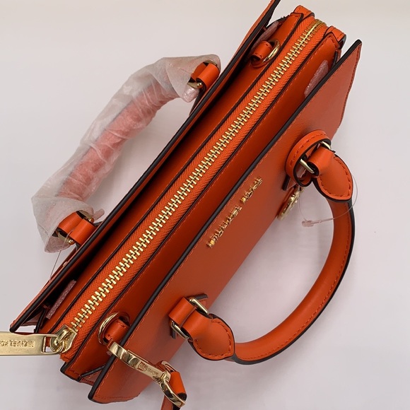 MICHAEL KORS SHEILA SMALL CENTER
ZIP SATCHEL/CROSSBODY POPPY
COLOR - Picture 10 of 16